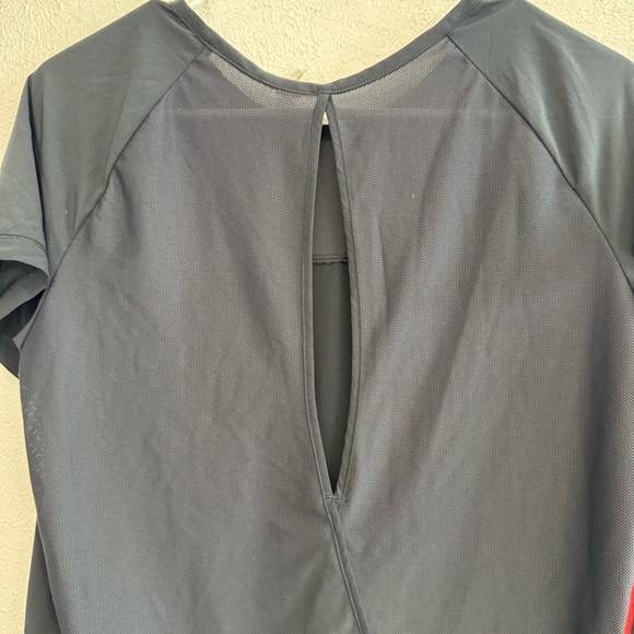 Under Armour Accelerate Black Slit Back Top Size Medium - Picture 7 of 9